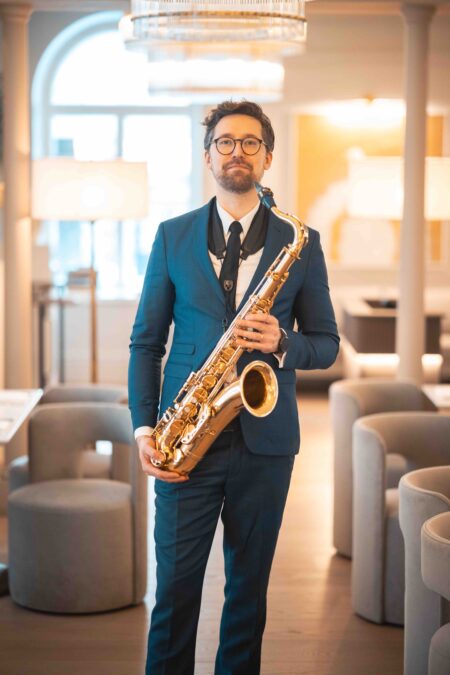 Saksofonisti Johannes Salomaa esiintymässä Waldorf Astoria hotellissa.