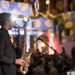 Saksofonisti & DJ-duo luomassa musiikkia tapahtumaan