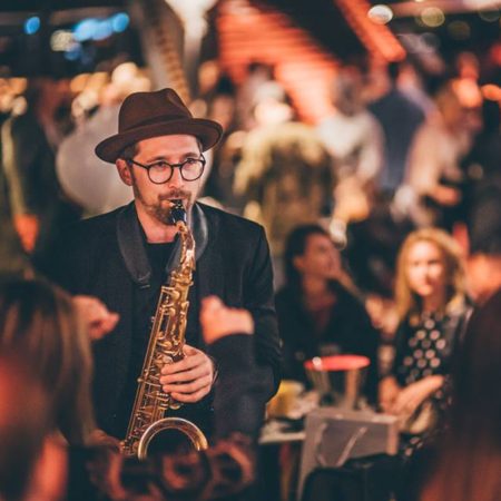 Intiimi saksofoniesitys iltaohjelmassa