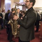 Saksofonisti Johannes Salomaa sooloesiintymässä cocktail-tilaisuudessa