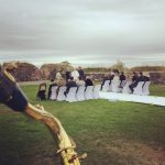 Intiimi saksofoniesitys vihkitilaisuudessa ulkona